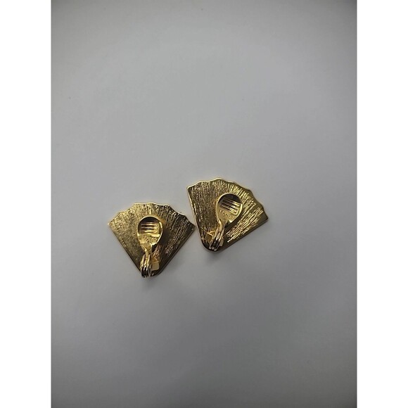 Vintage Monet Earrings Clip On Gold Tone Fan Shaped Jewelry Costume - Picture 12 of 12